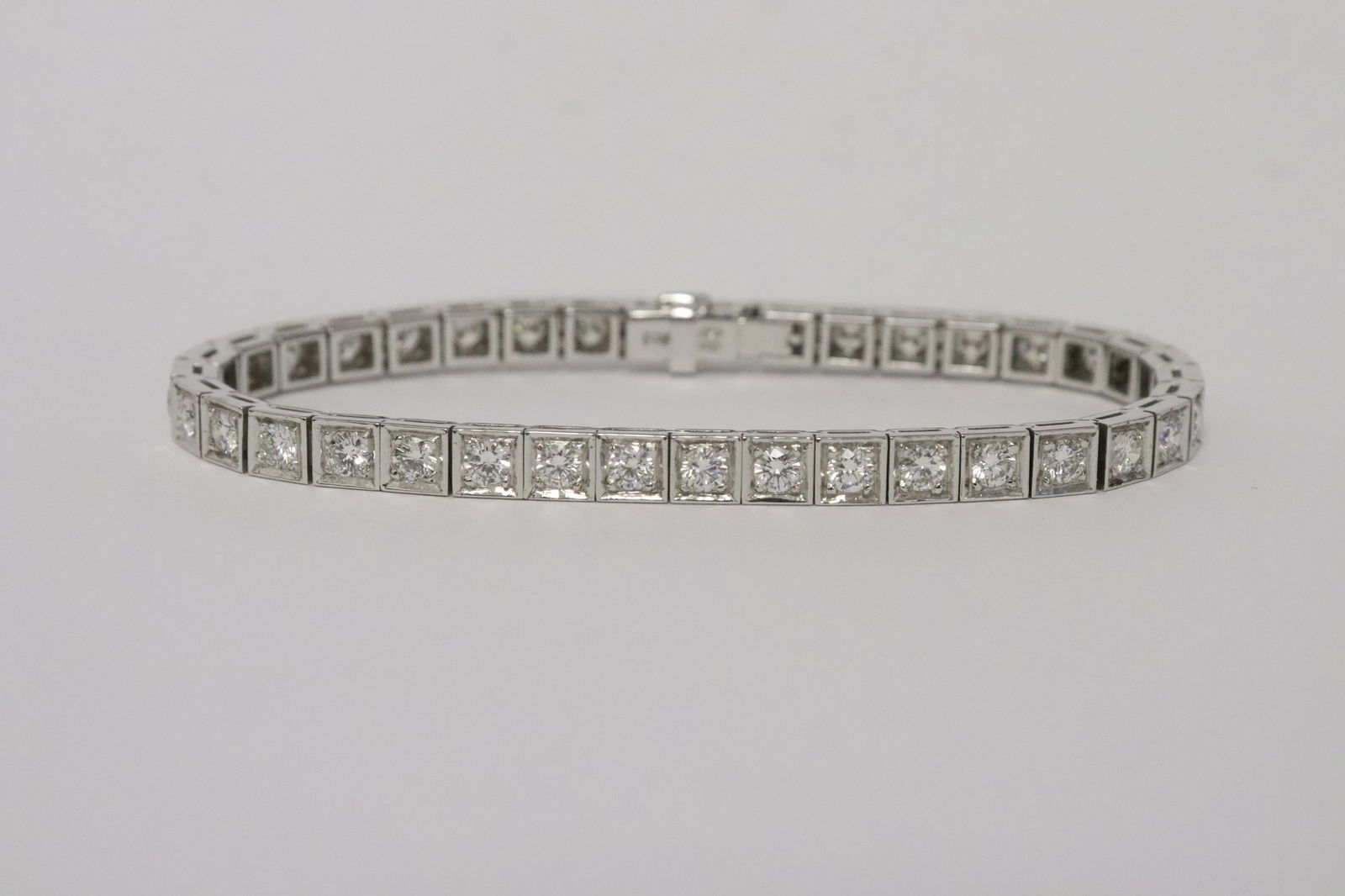 Fine 18K W/G tennis diamond bracelet (1 of 11)