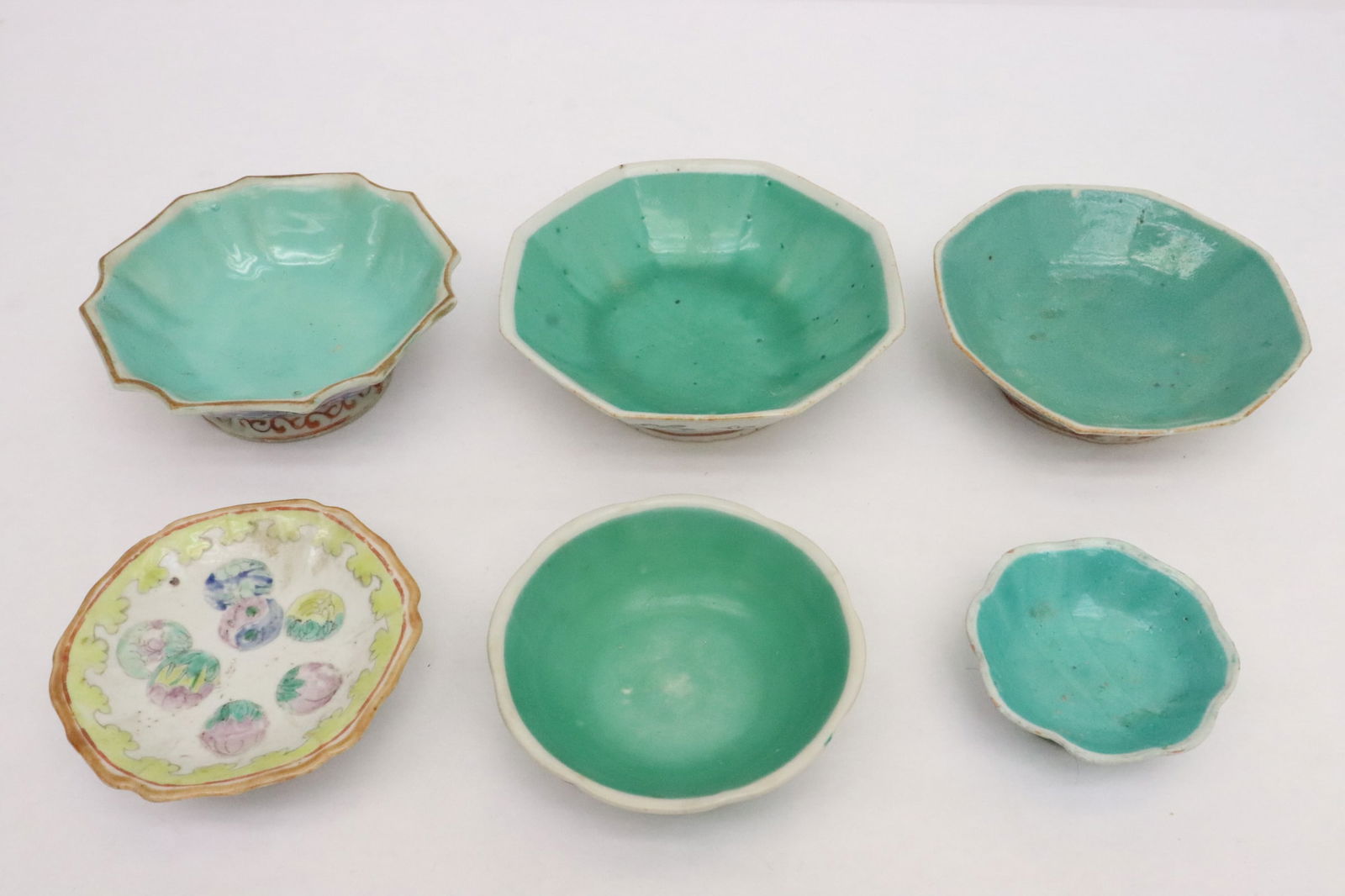 6 Chinese antique famille rose porcelain bowls: 6 Chinese antique famille rose porcelain bowls, flea bite on edge, 1.35"x3.6"x3.6" - 2"x6.35"x6.35"