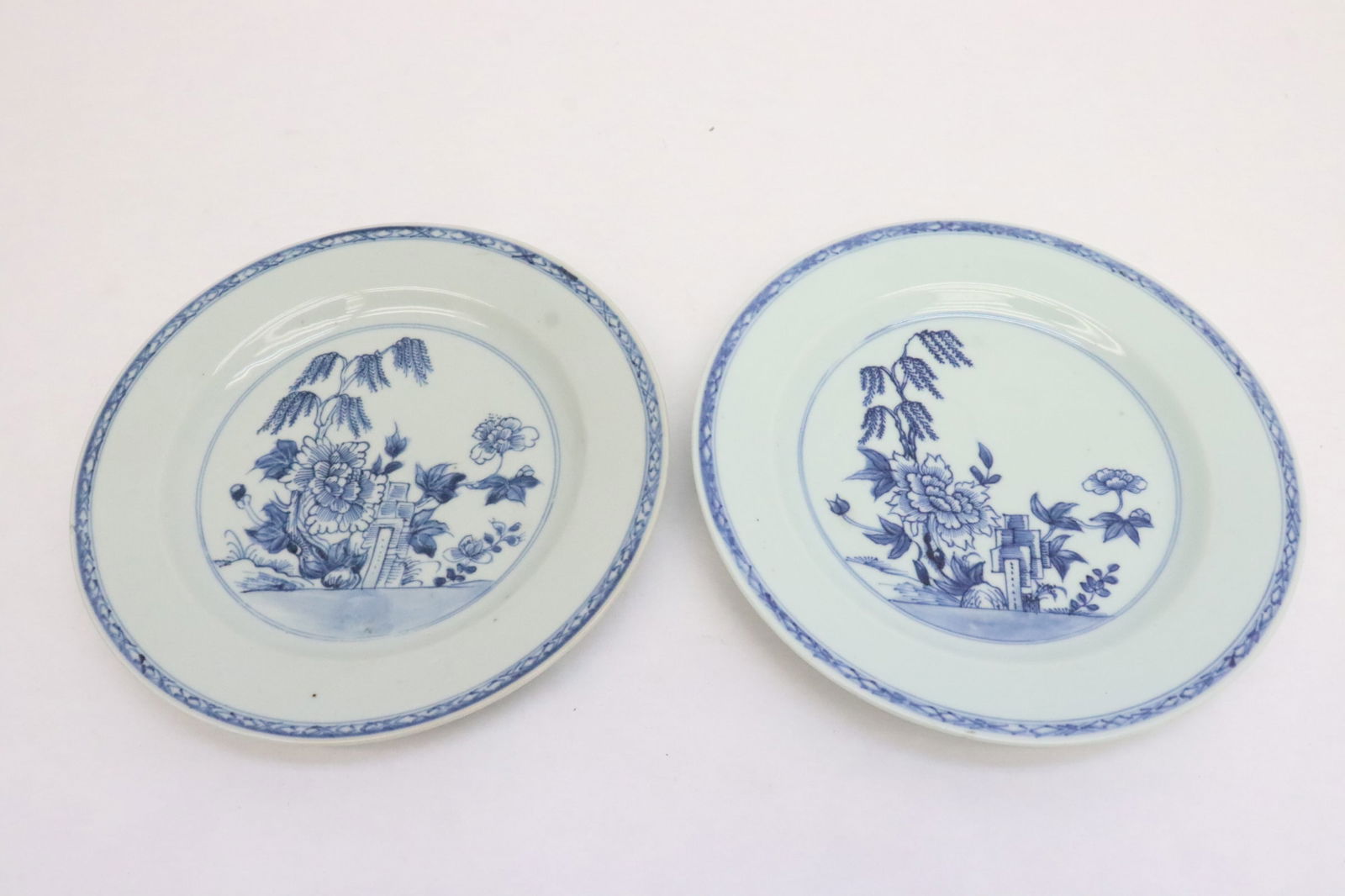 2 Chinese vintage b&w export porcelain plates: 2 Chinese vintage blue and white export porcelain plates, 1.05"x9.05"dia ea