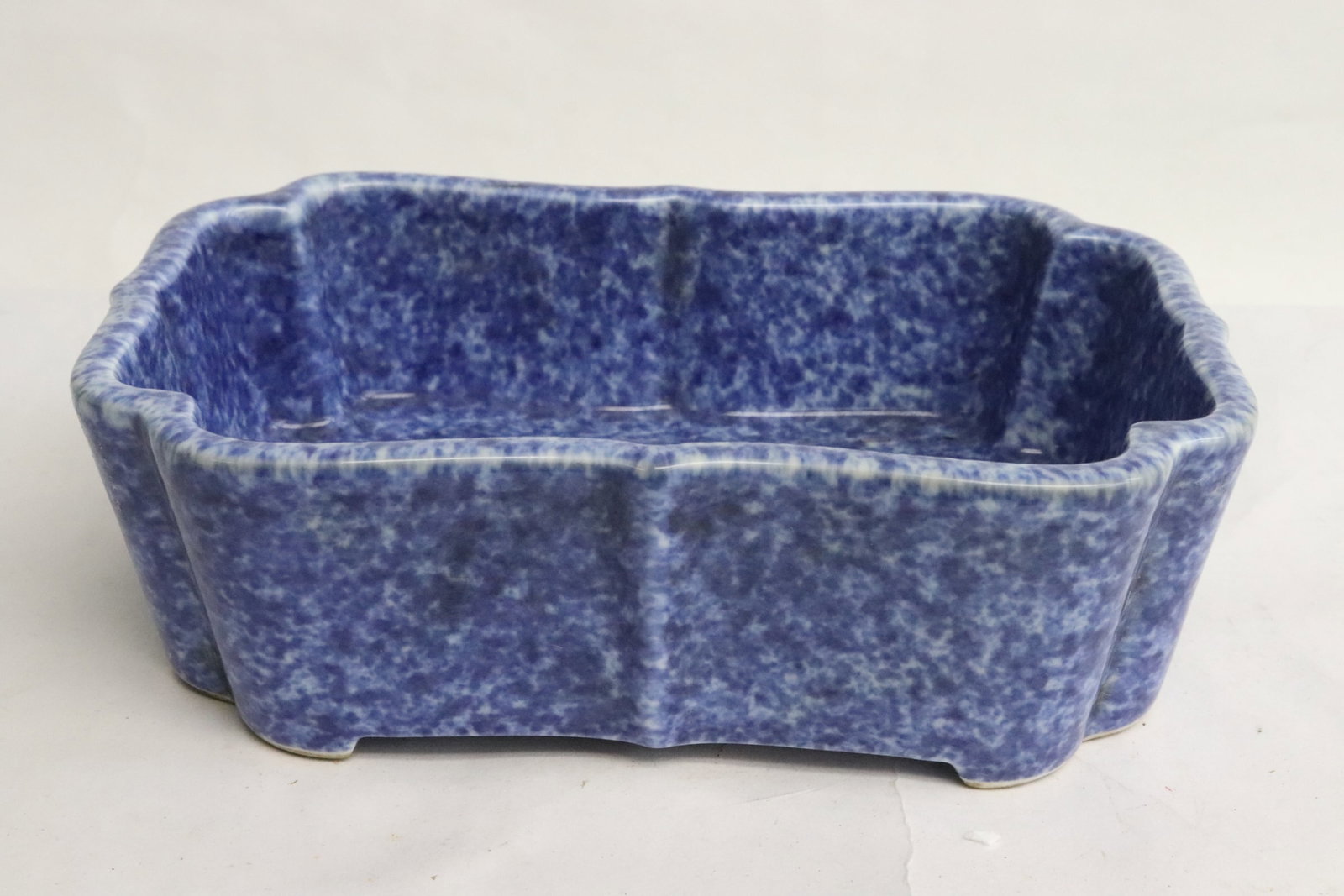 A blue and white porcelain brush wash: A blue and white porcelain brush wash 2.15"x7.13"x4.9"