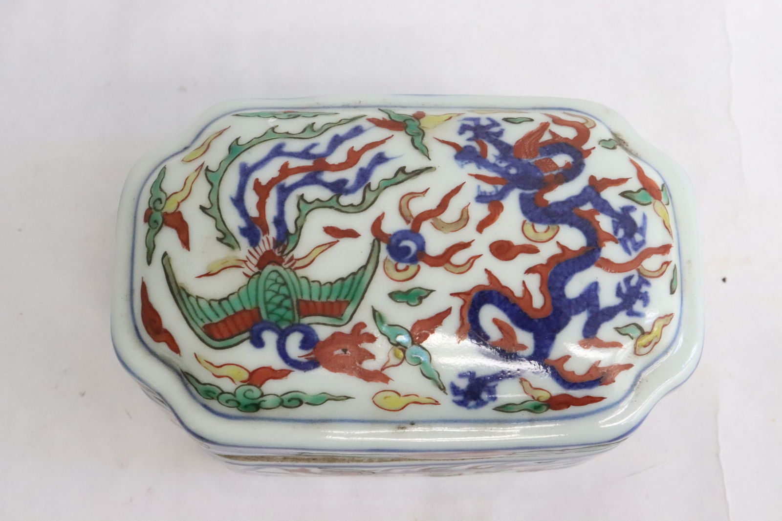 Chinese wucai porcelain rectangular box (1 of 6)