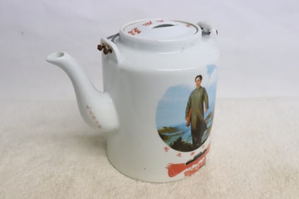 Chinese wucai porcelain teapot