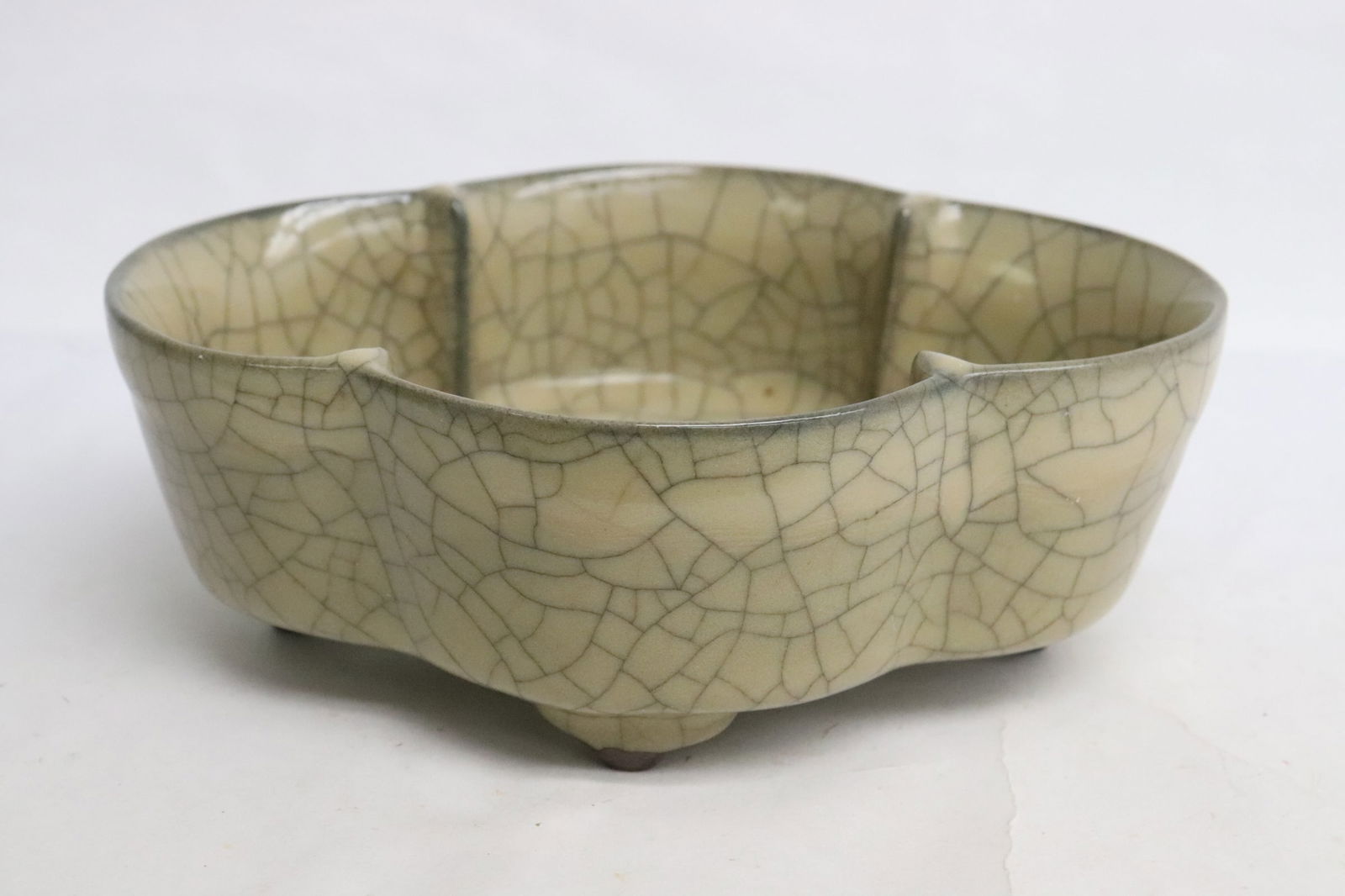 A crackleware porcelain brush wash: A crackleware porcelain brush wash, 2.35"x6.8"x5.2"