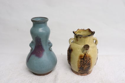 2 Chinese vases