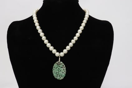 Cultured pearl necklace w/ antique silver jadeite pendant