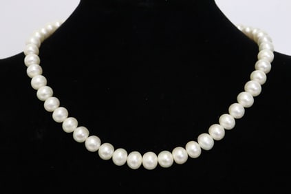 A cultured pearl necklace