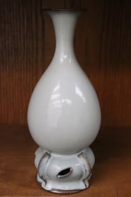 Song style porcelain vase with fancy base