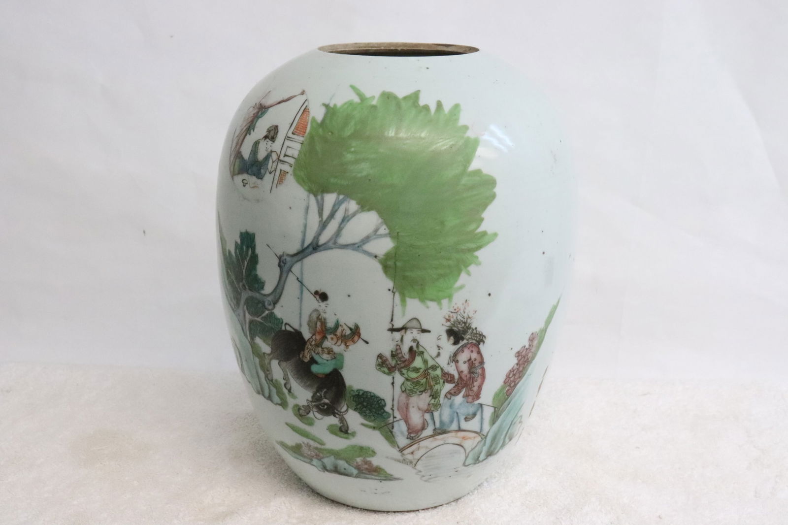 Chinese antique famille rose porcelain jar: Chinese antique famille rose porcelain jar (no cover), 10.75"x8.75"dia