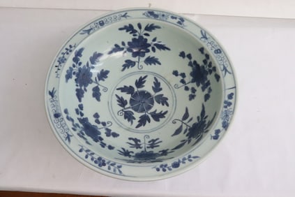 Chinese early 19th c. b&w porcelain large bowl