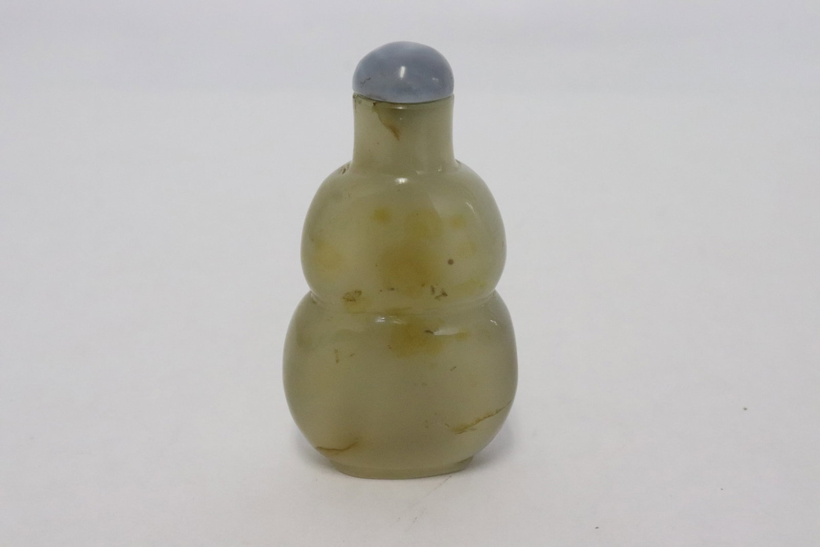 An agate snuff bottle: An agate snuff bottle
