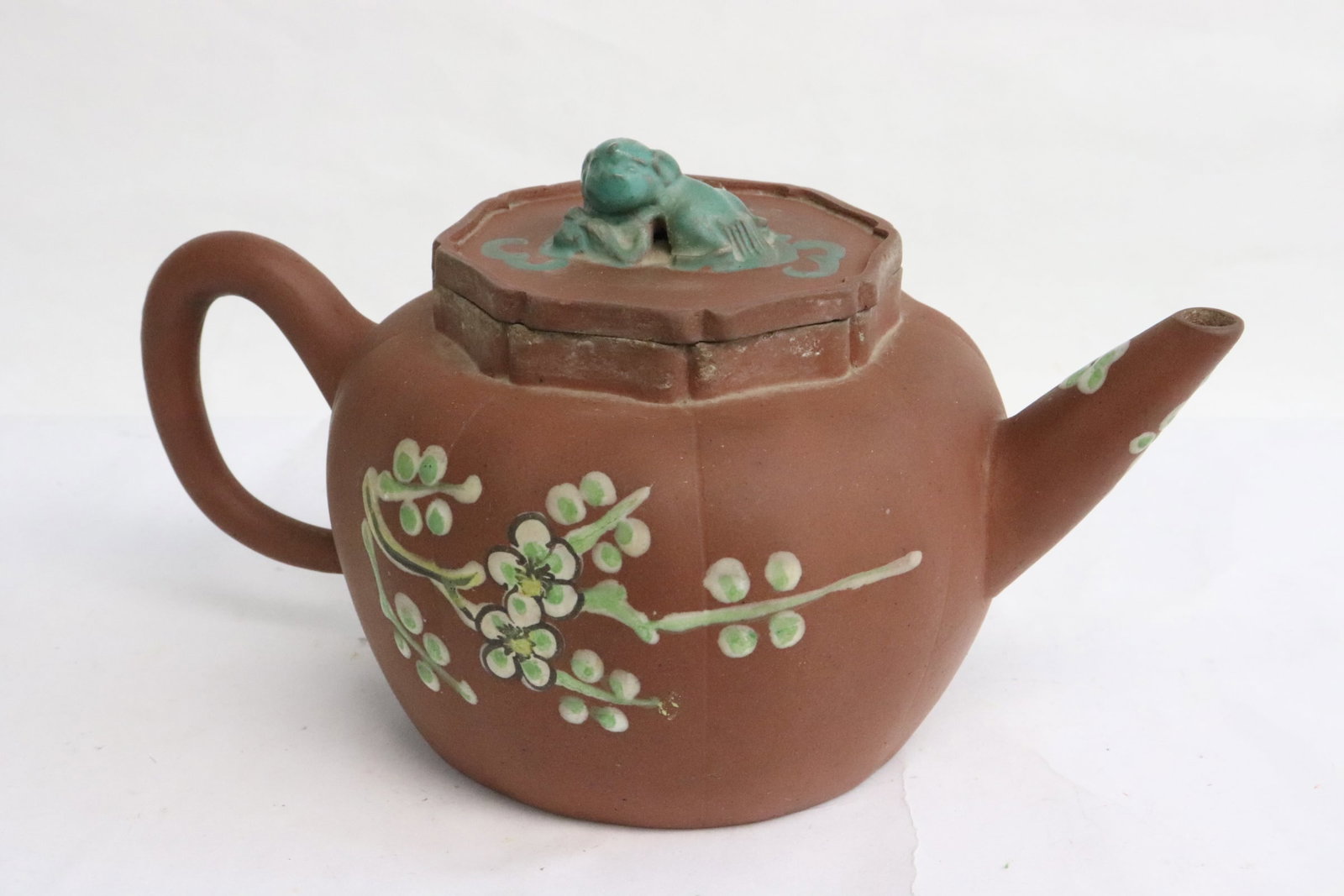 Vintage Chinese Yixing teapot: Vintage Chinese Yixing teapot, 4.65"x8.35"x5.1"