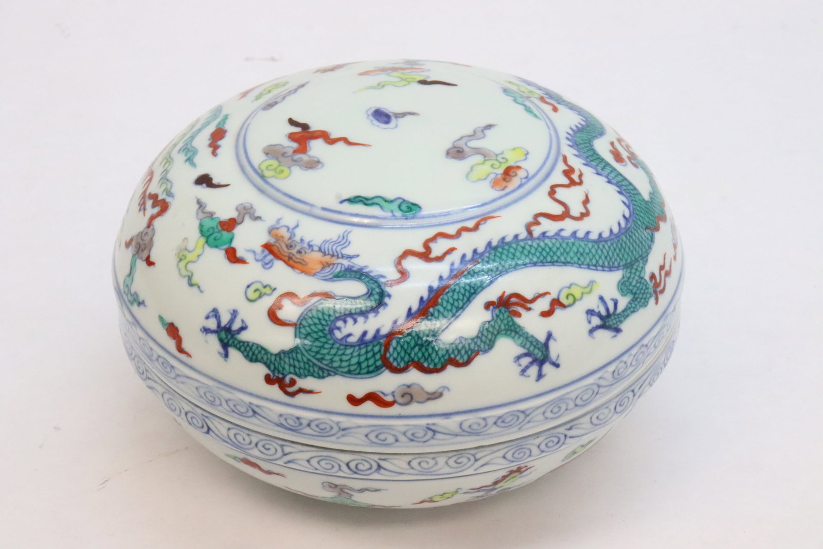 Chinese famille rose porcelain covered box: Chinese famille rose porcelain covered box, 4.5"x6.95"dia