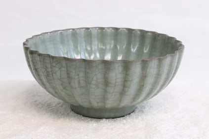 A Song style crackleware bowl with fluted edge