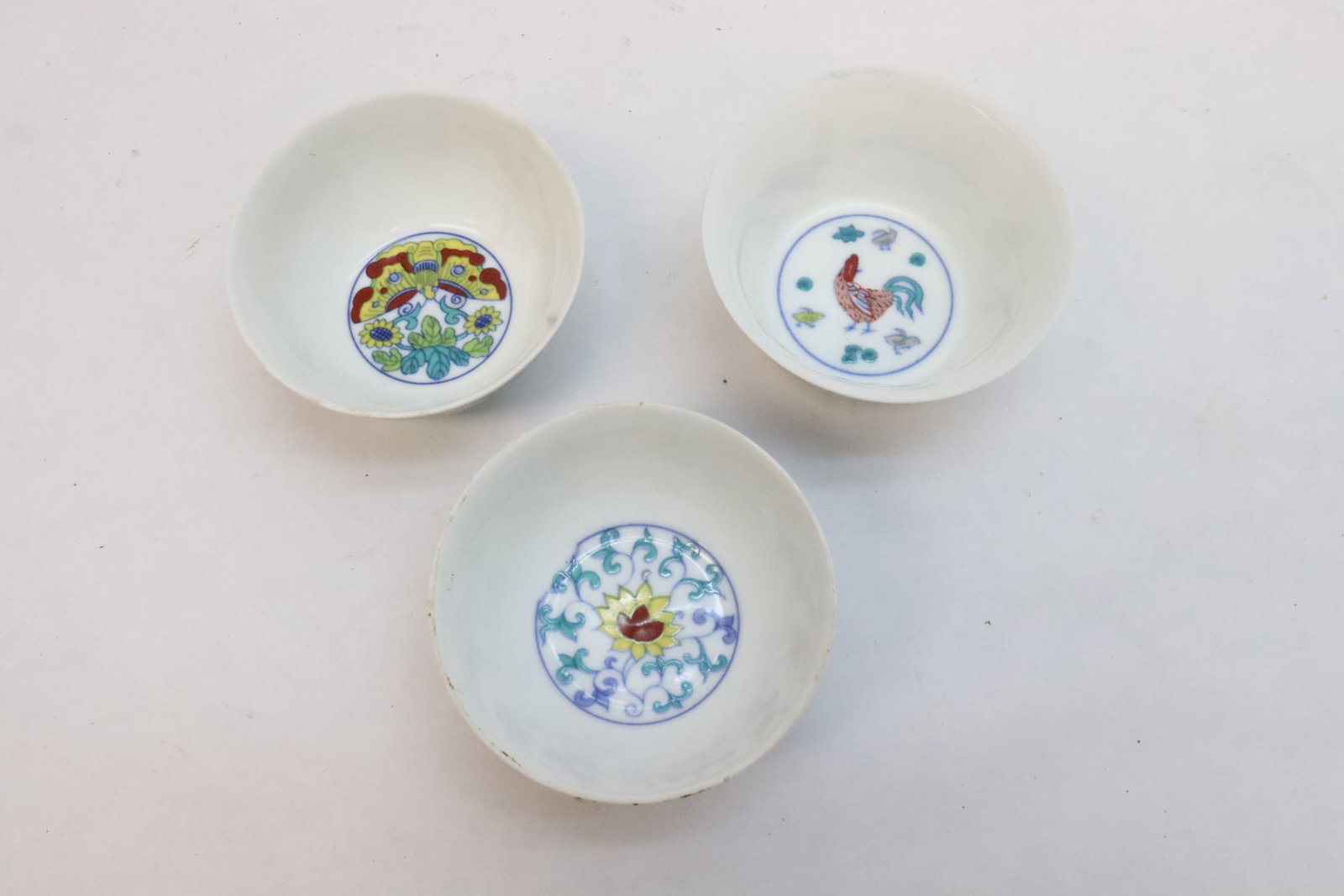 3 Chinese wucai porcelain tea cups (1 of 11)