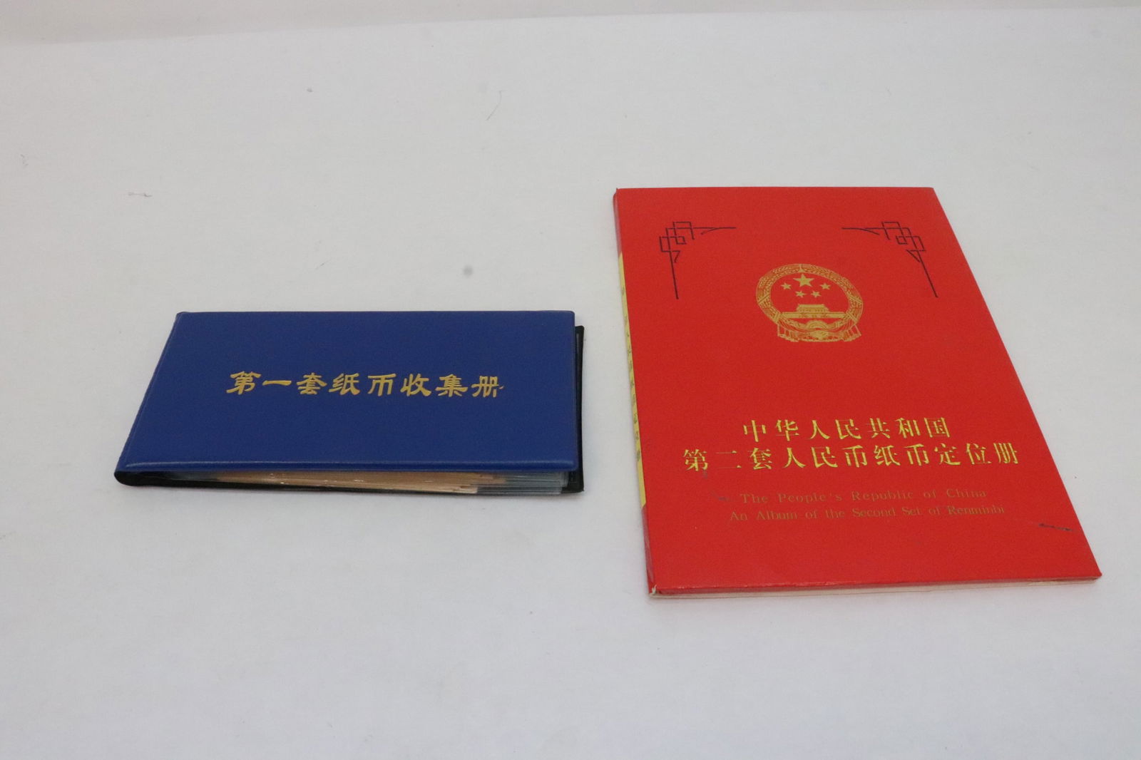 2 folders of reproduction currency: 2 folders of reproduction currency, these are NOT real currency, only for reference purpose