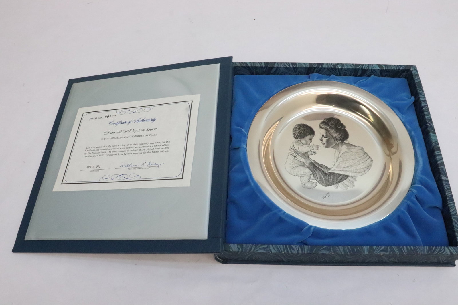 A Franklin mint limited edition sterling silver plate: A 1973 Franklin mint limited edition sterling silver "mother and child" plate, wt. 178gm, 0.8"x8"dia