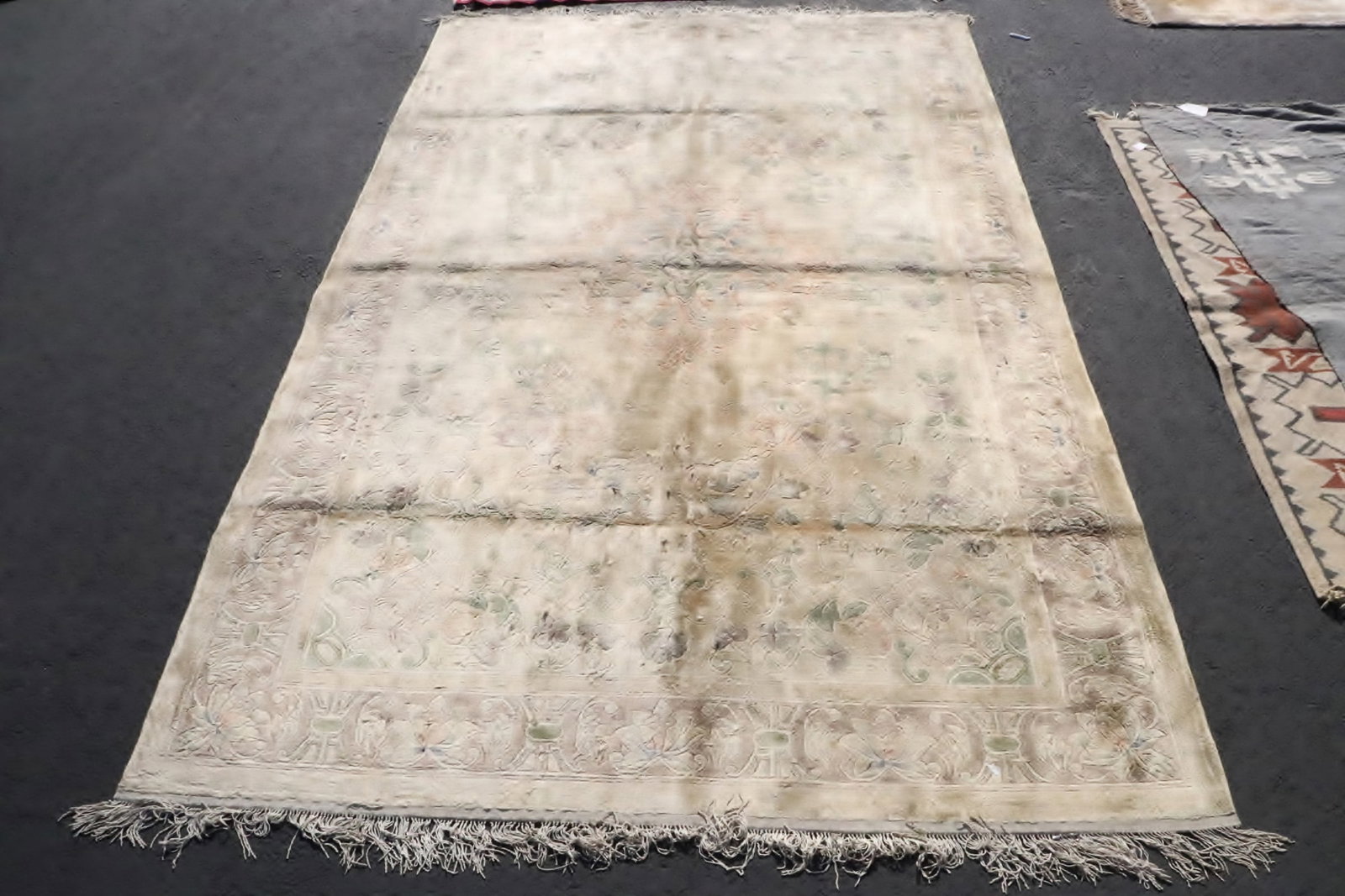 Chinese wool rug with floral motif pattern: Chinese wool rug with floral motif pattern, 98"x60.5"