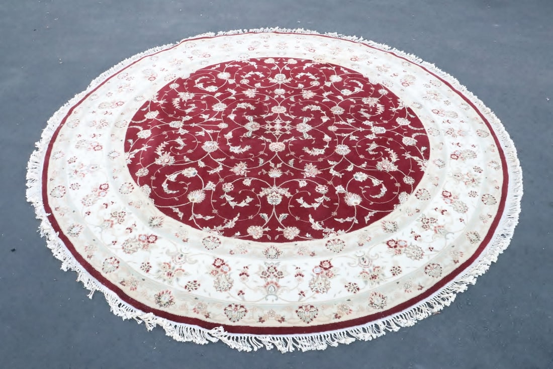 A beautiful round vintage Persian rug: A beautiful round vintage Persian rug, 95.5"x95.5"