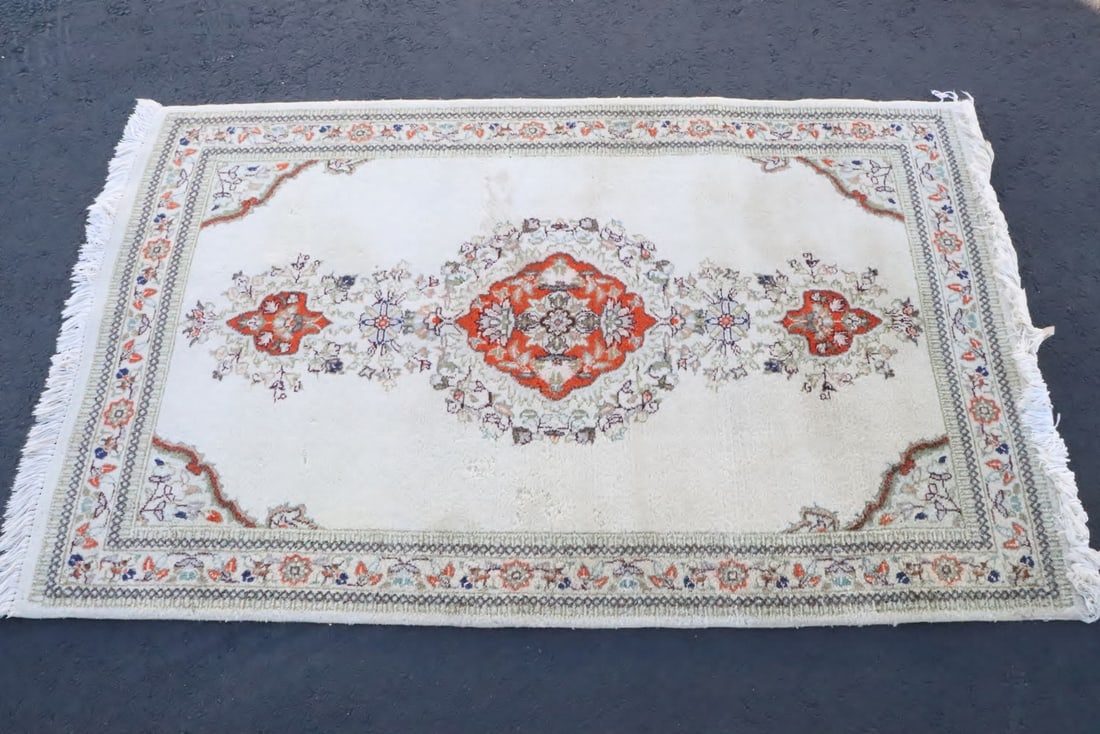 Persian style rug: Persian style rug, 40"x62.3"