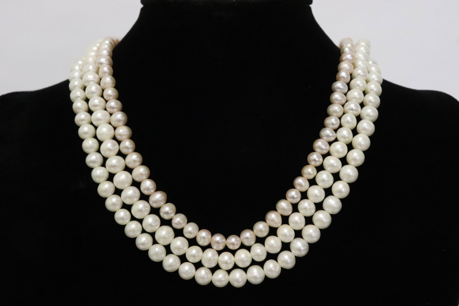 3 cultured pearl necklaces: 3 cultured pearl necklaces; cultured pearl measures approx. 7.5, 7.0 and 6.5mm diameter