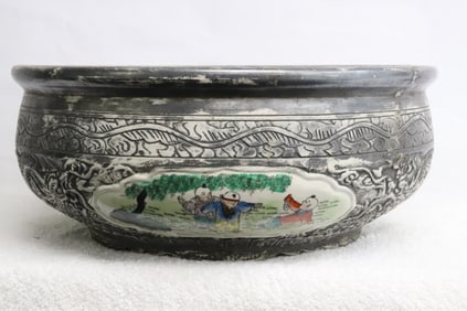 Large wucai porcelain temple censer