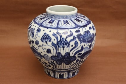 Fine Chinese blue and white porcelain jar