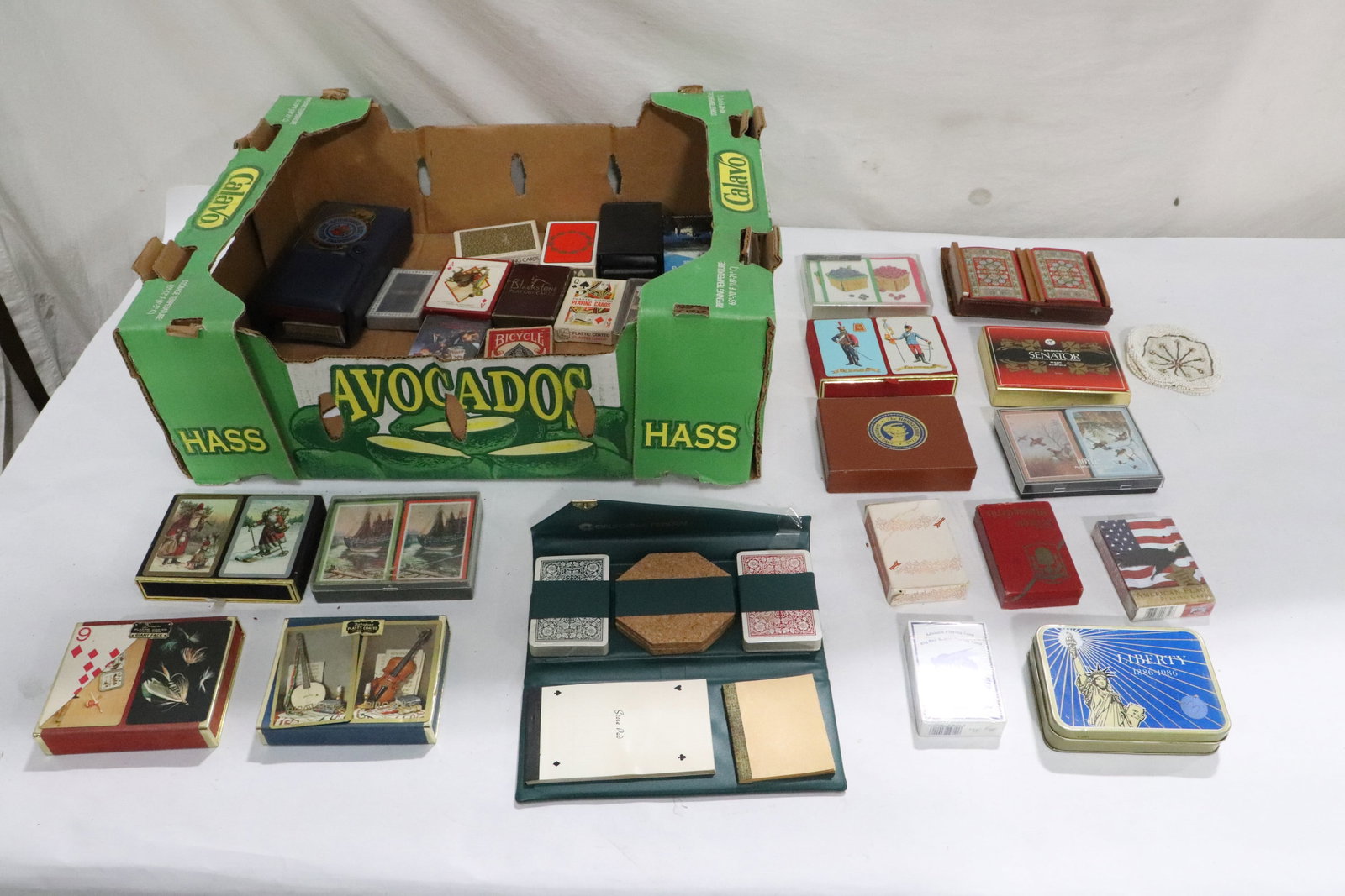 Lot of vintage playing cards: Lot of vintage playing cards