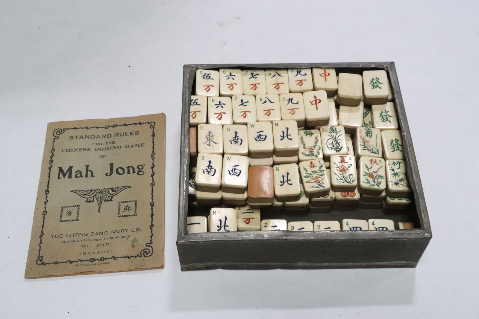 Bone carved mahjong set, complete: Bone carved mahjong set, complete