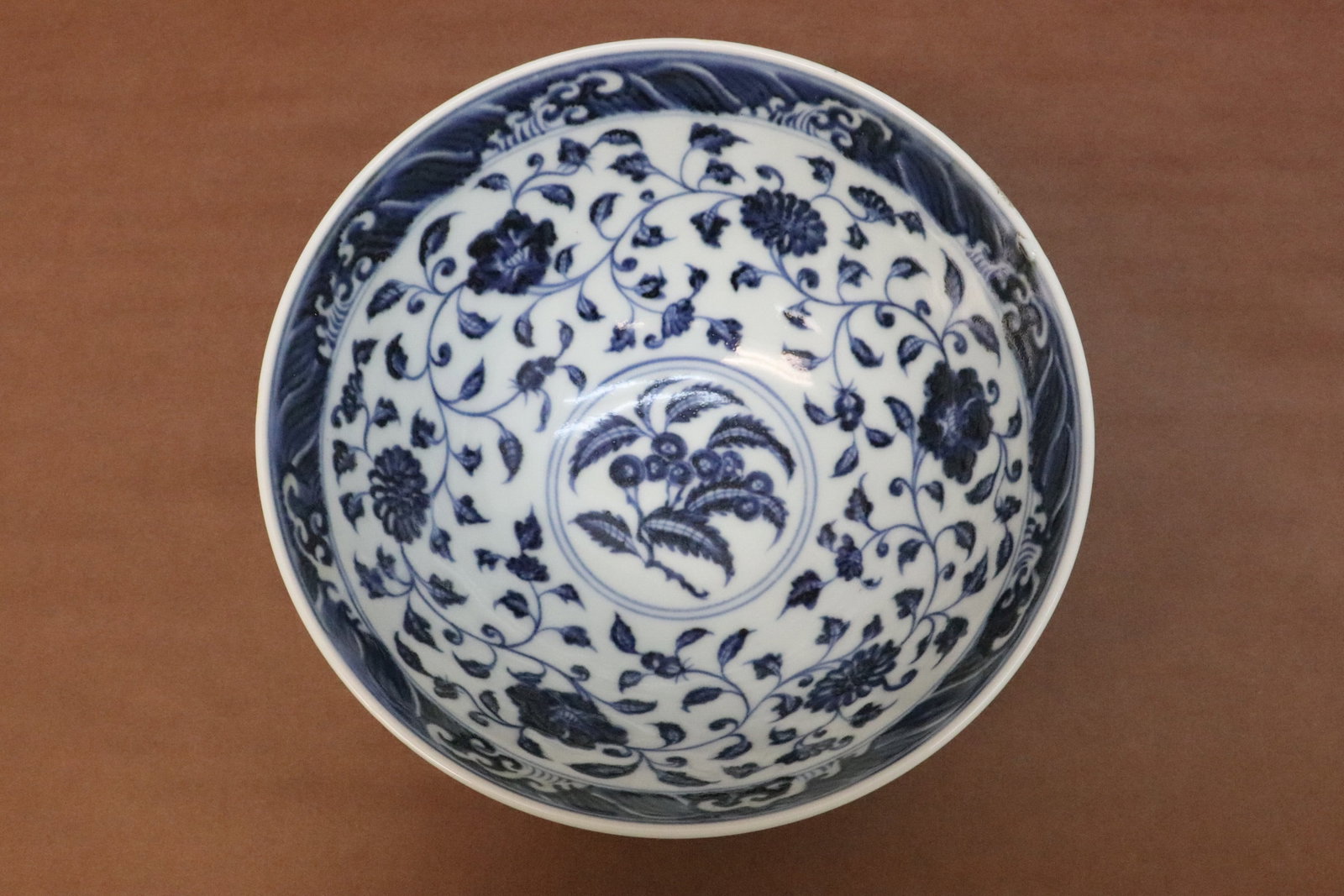 Chinese blue and white porcelain bowl: Chinese blue and white porcelain bowl with flowers and leaves decoration, 3.85"x7.2"dia