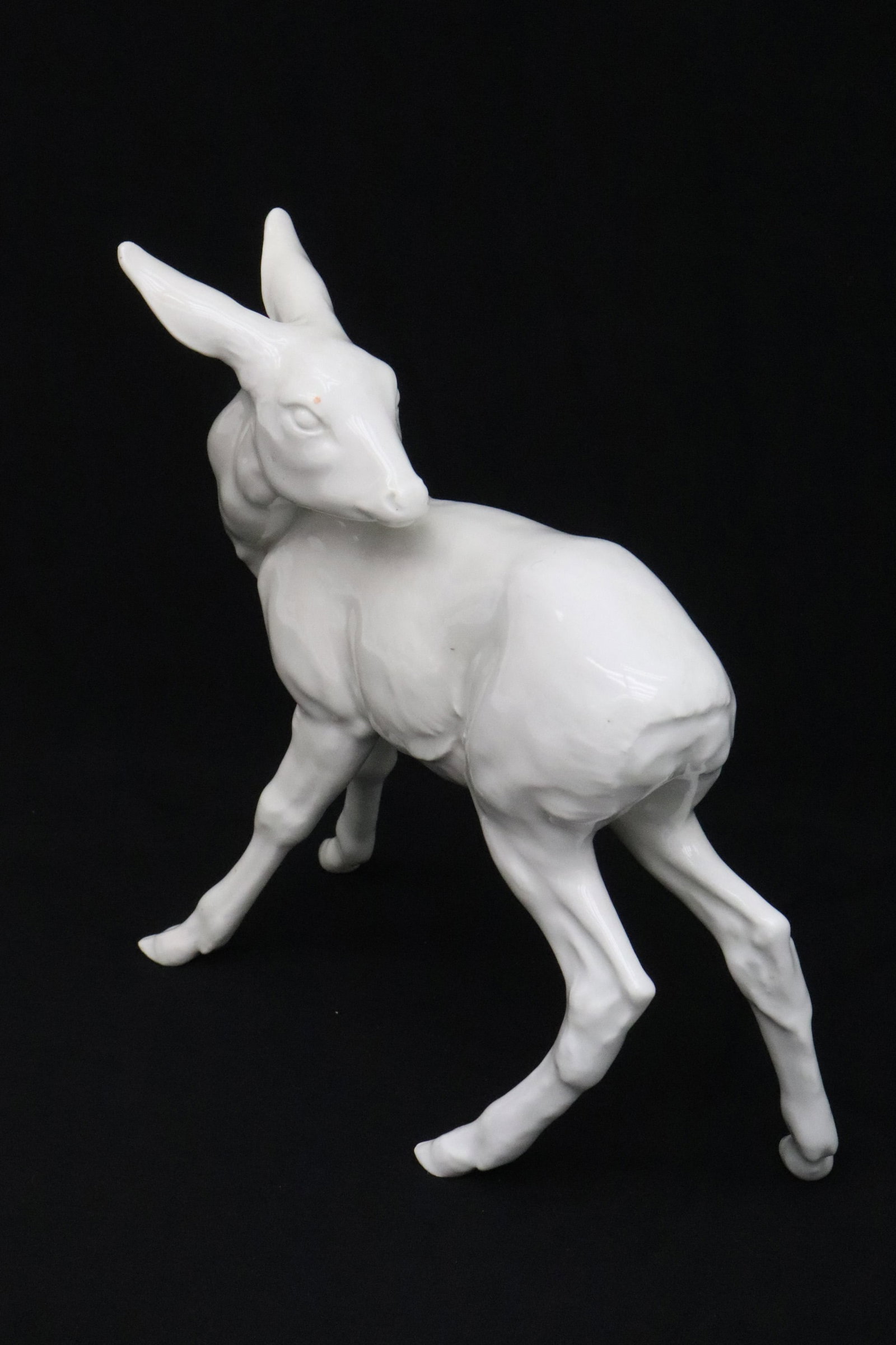 Meissen white porcelain deer: Meissen white porcelain deer, one leg repair, 8.3"H