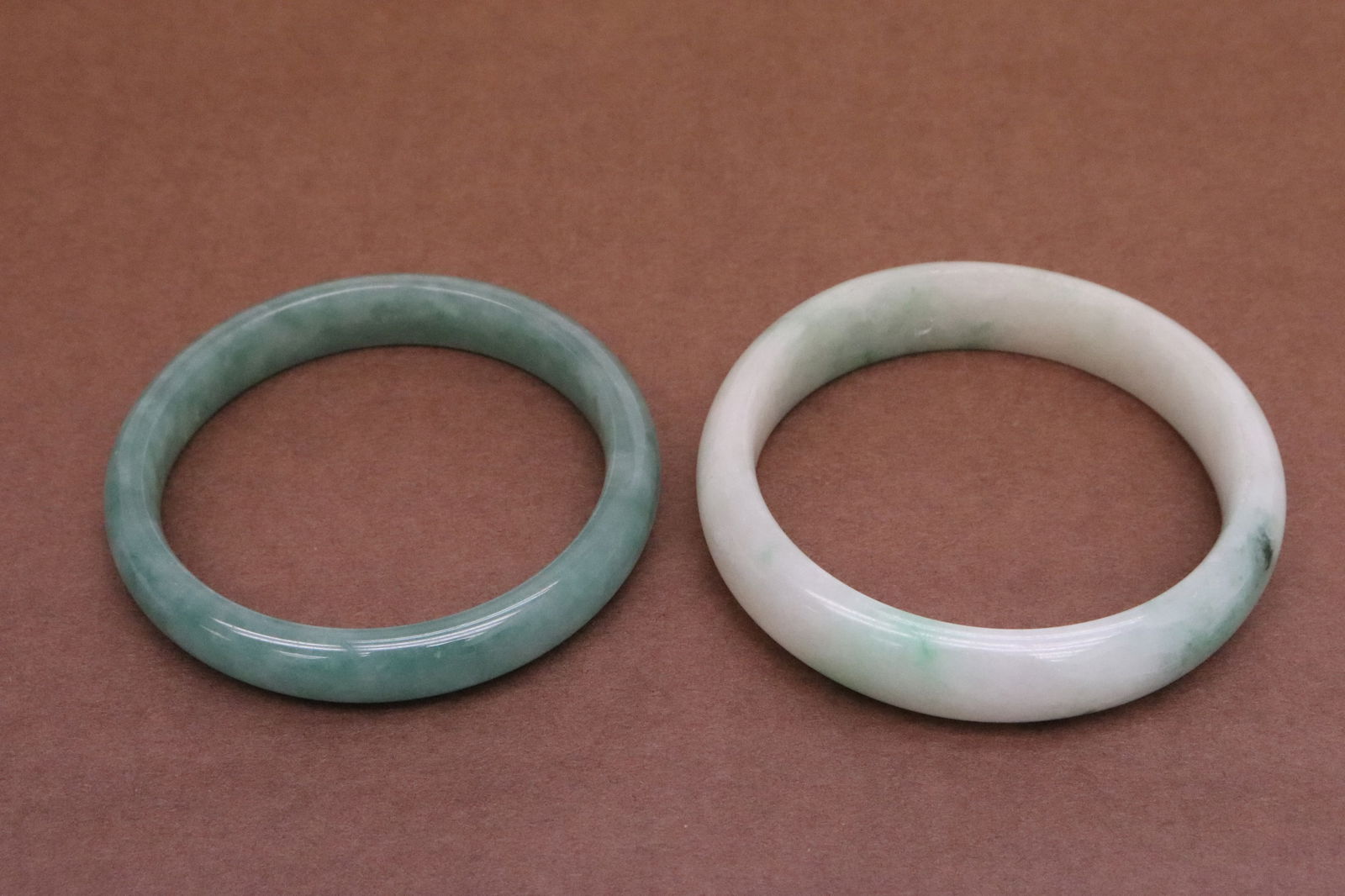 2 Chinese jadeite like bangles: 2 Chinese jadeite like bangles, 0.4"x2.7"dia, 0.6"x2.8"dia
