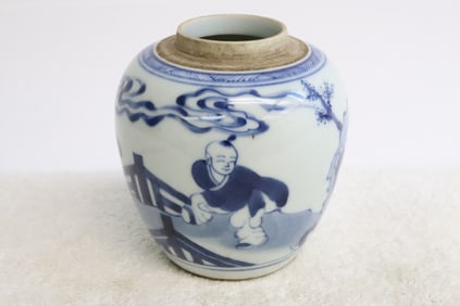 Chinese small blue and white porcelain jar