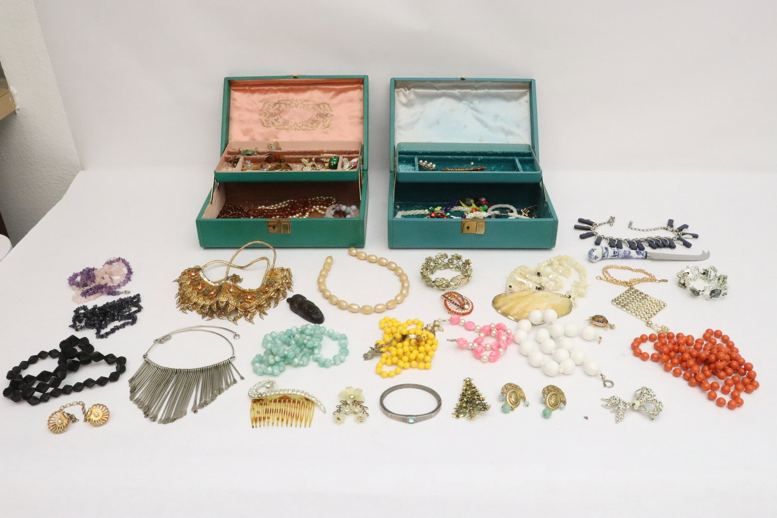 Lot of costume jewelry: Lot of costume jewelry, tray not included