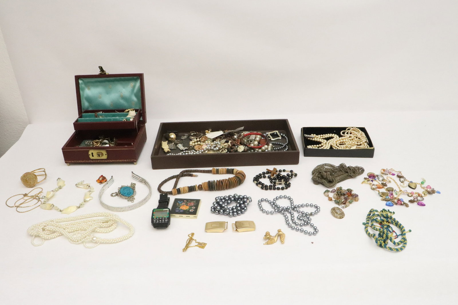 Lot of misc. jewelry: Lot of misc. jewelry, tray not included