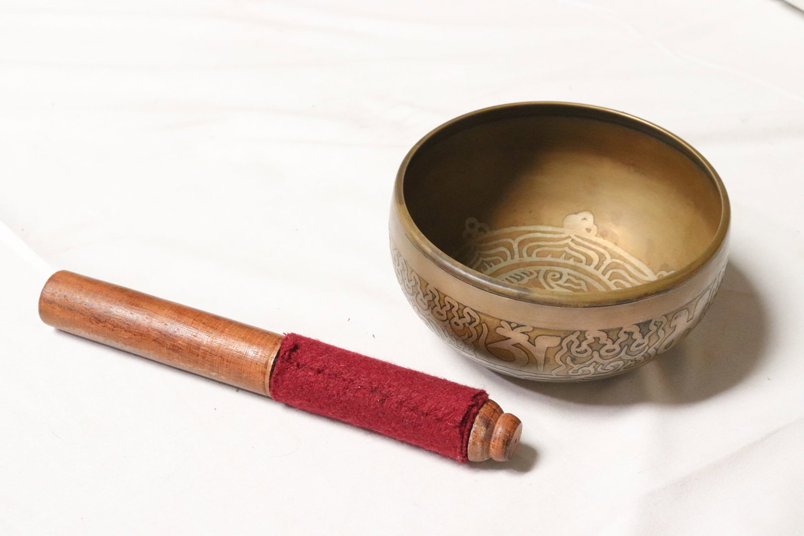 Tibetan bronze gong: Tibetan bronze gong inlaid with Buddhism symbowls, 2.8"x5.7"dia