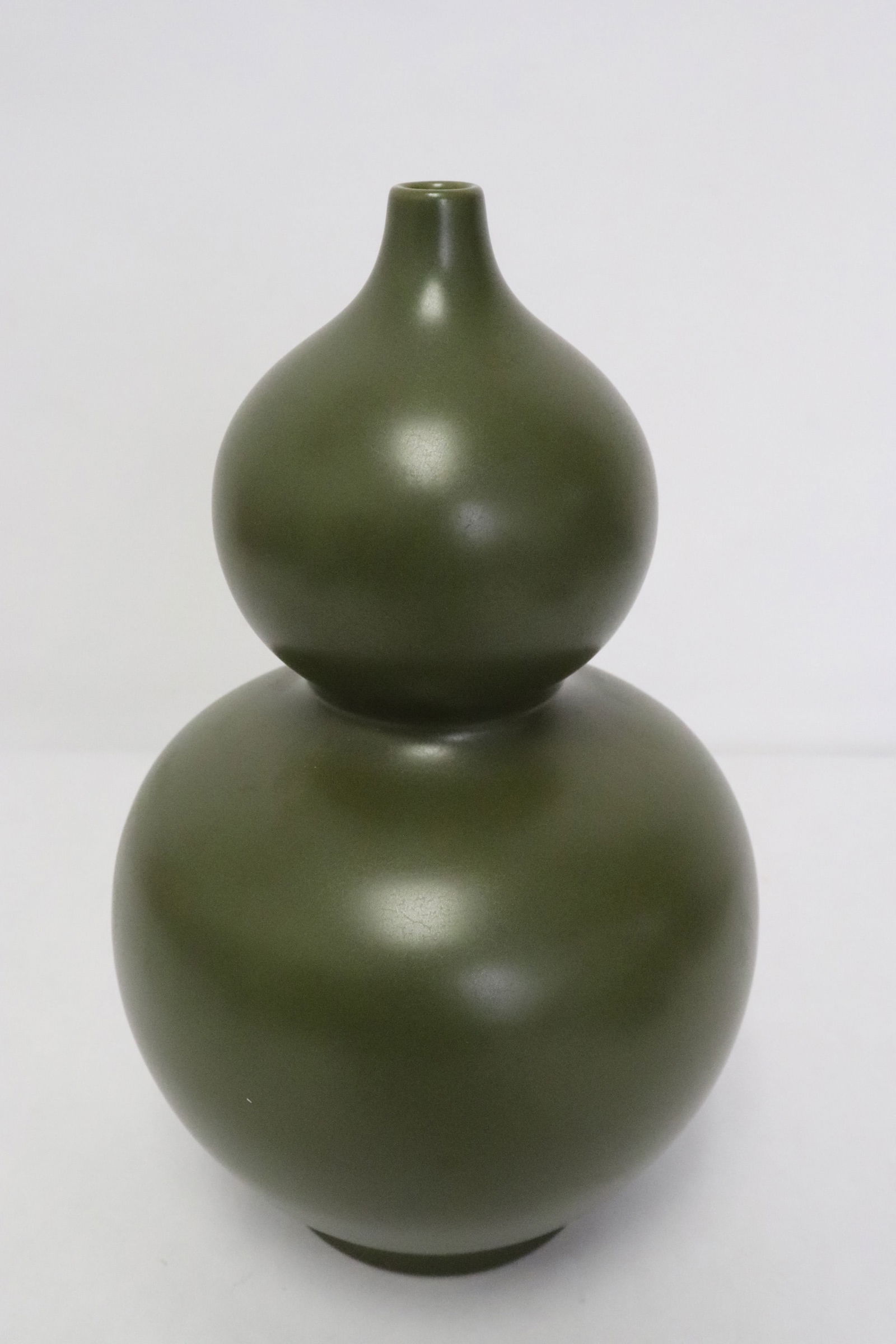 A tea dust style glazed porcelain gourd shape vase (1 of 10)