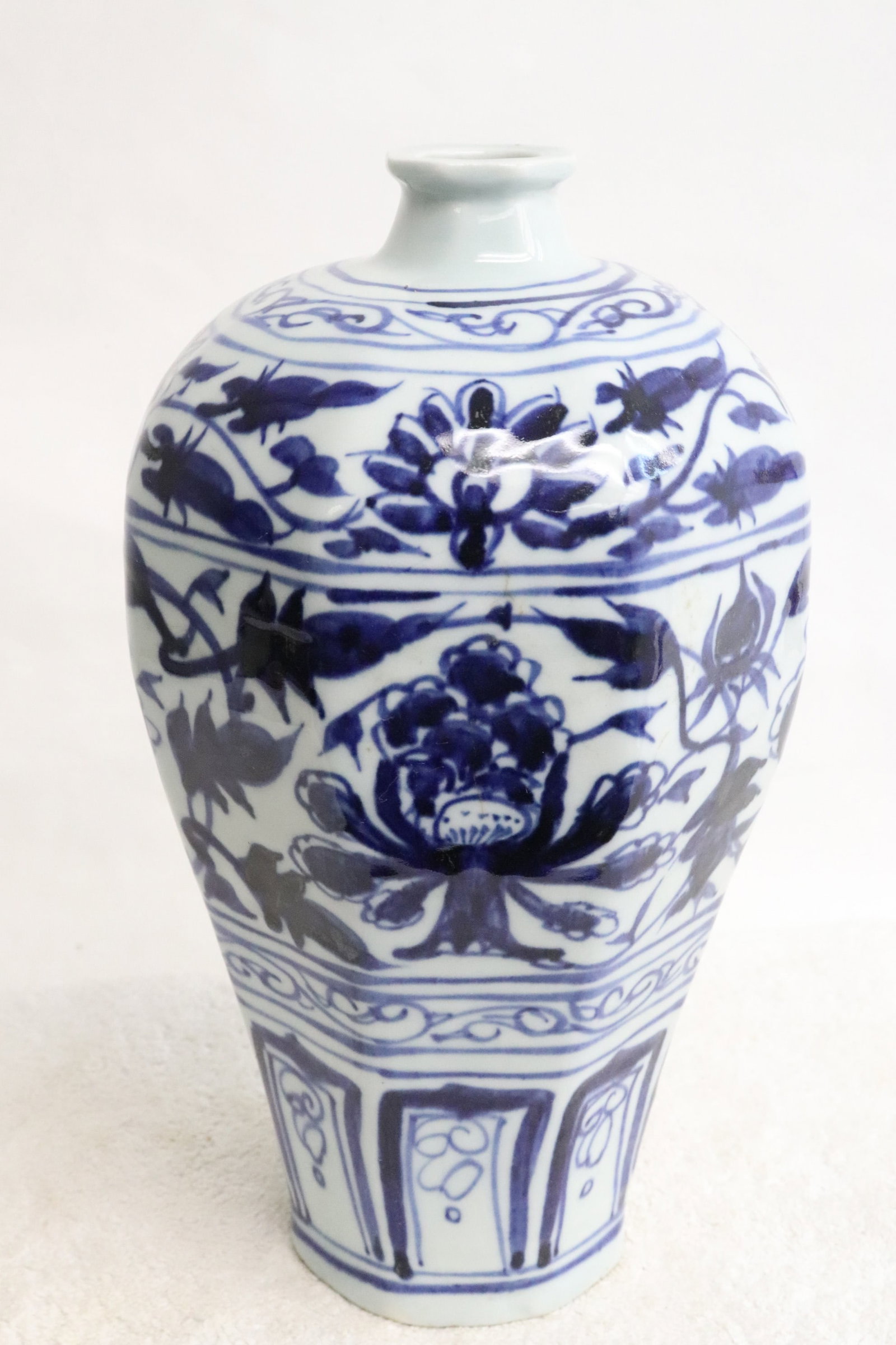 Chinese blue and white porcelain meiping: Chinese blue and white porcelain meiping with floral motif decoration, 10.3"x5.85"dia