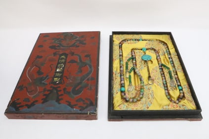 A long necklace with lacquer box