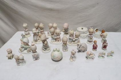 Total 26 pieces Precious Moment figures