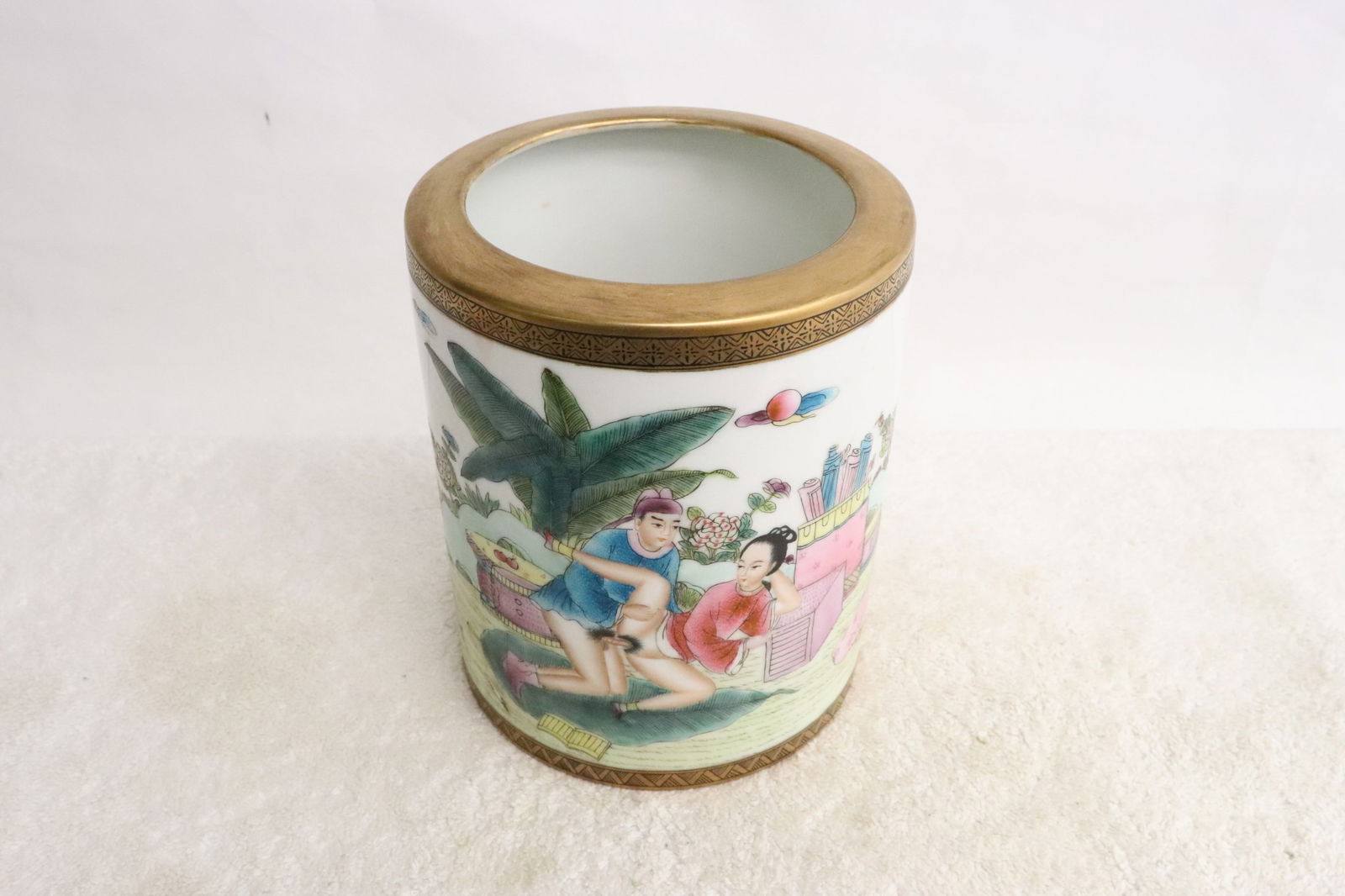 Chinese famille rose porcelain brush holder: Chinese famille rose porcelain brush holder, 5.65"x4.65"dia