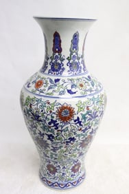 Chinese wucai porcelain vase