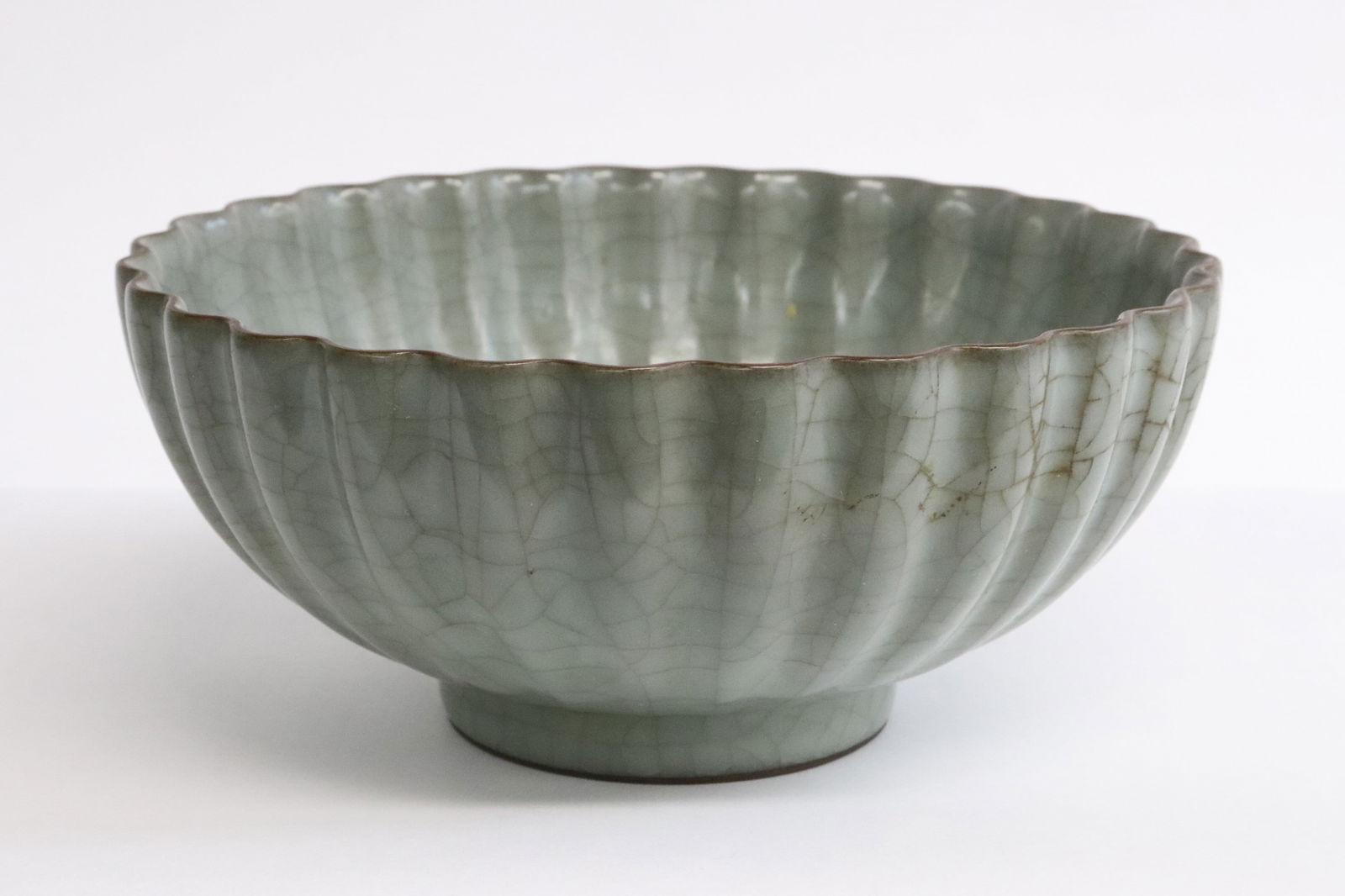 Song style celadon crackleware porcelain bowl (1 of 8)