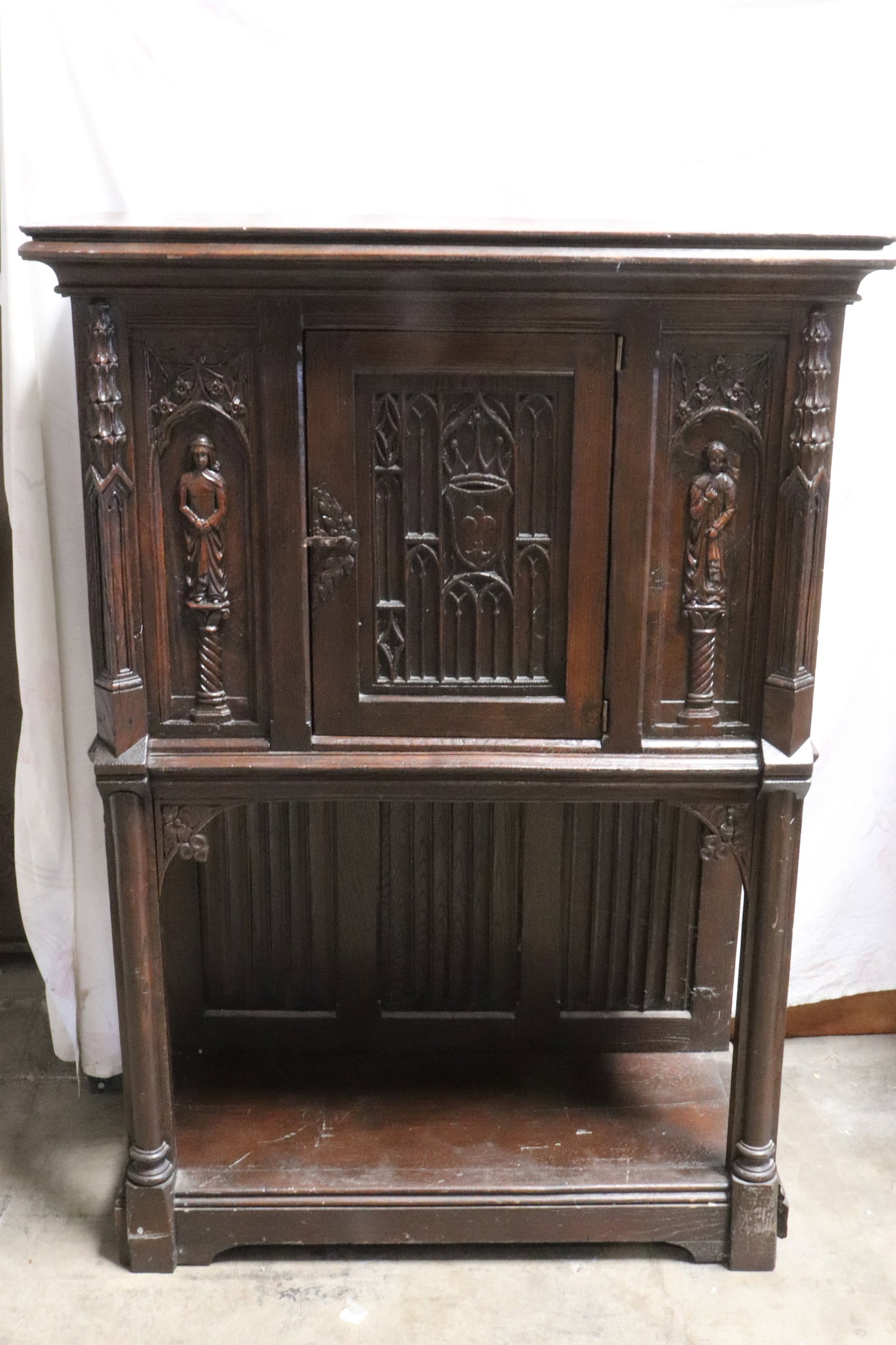 European 18th/19th century oak cabinet: European 18th/19th century oak cabinet with carved figure and possible Family crest in relief, 55.5"x38.8"x16"