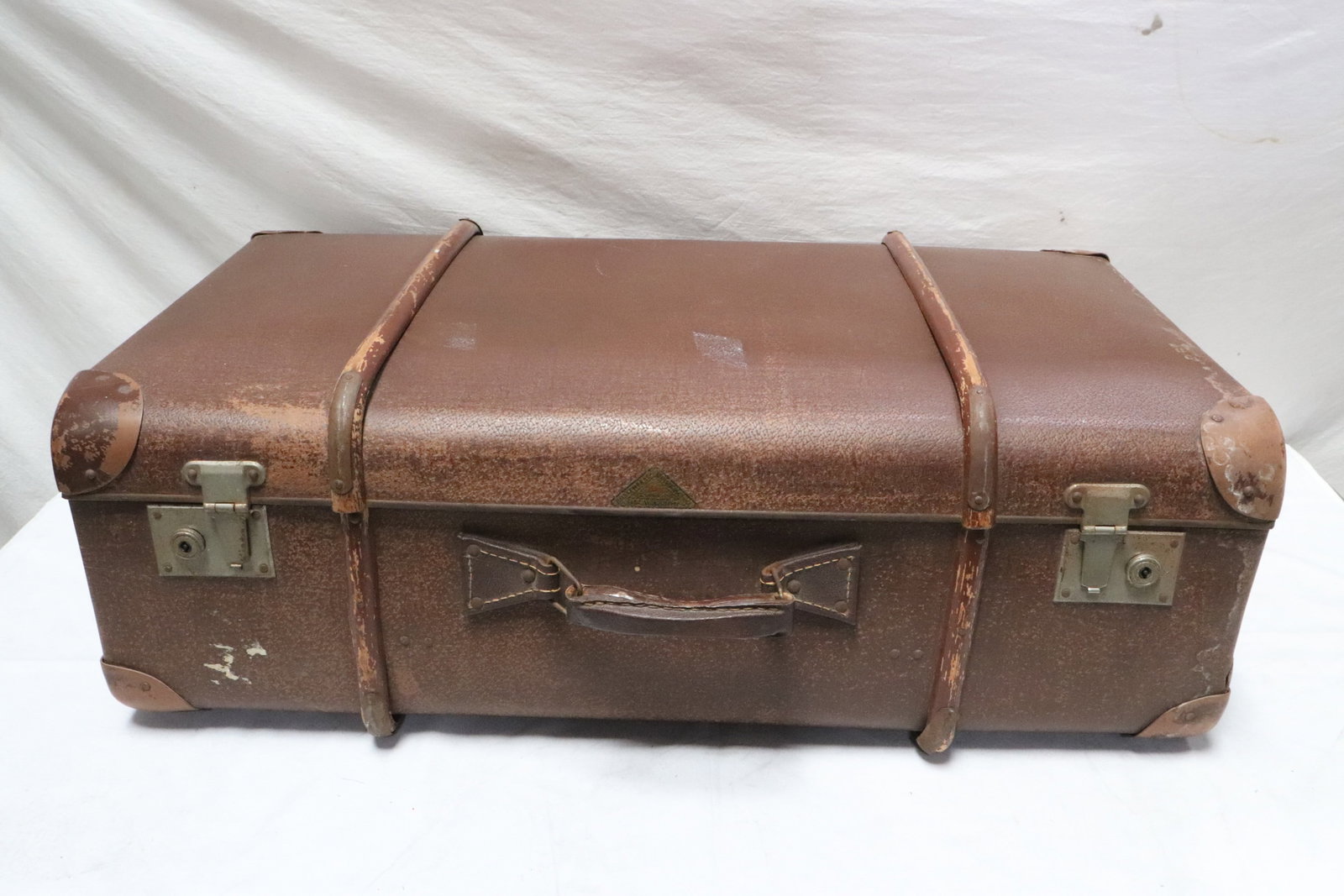A vintage Germany(?) leather trunk: A vintage Germany(?) leather trunk, 9.8"x29.7"x17.6"