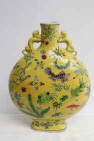 Fine Chinese yellow background porcelain flask