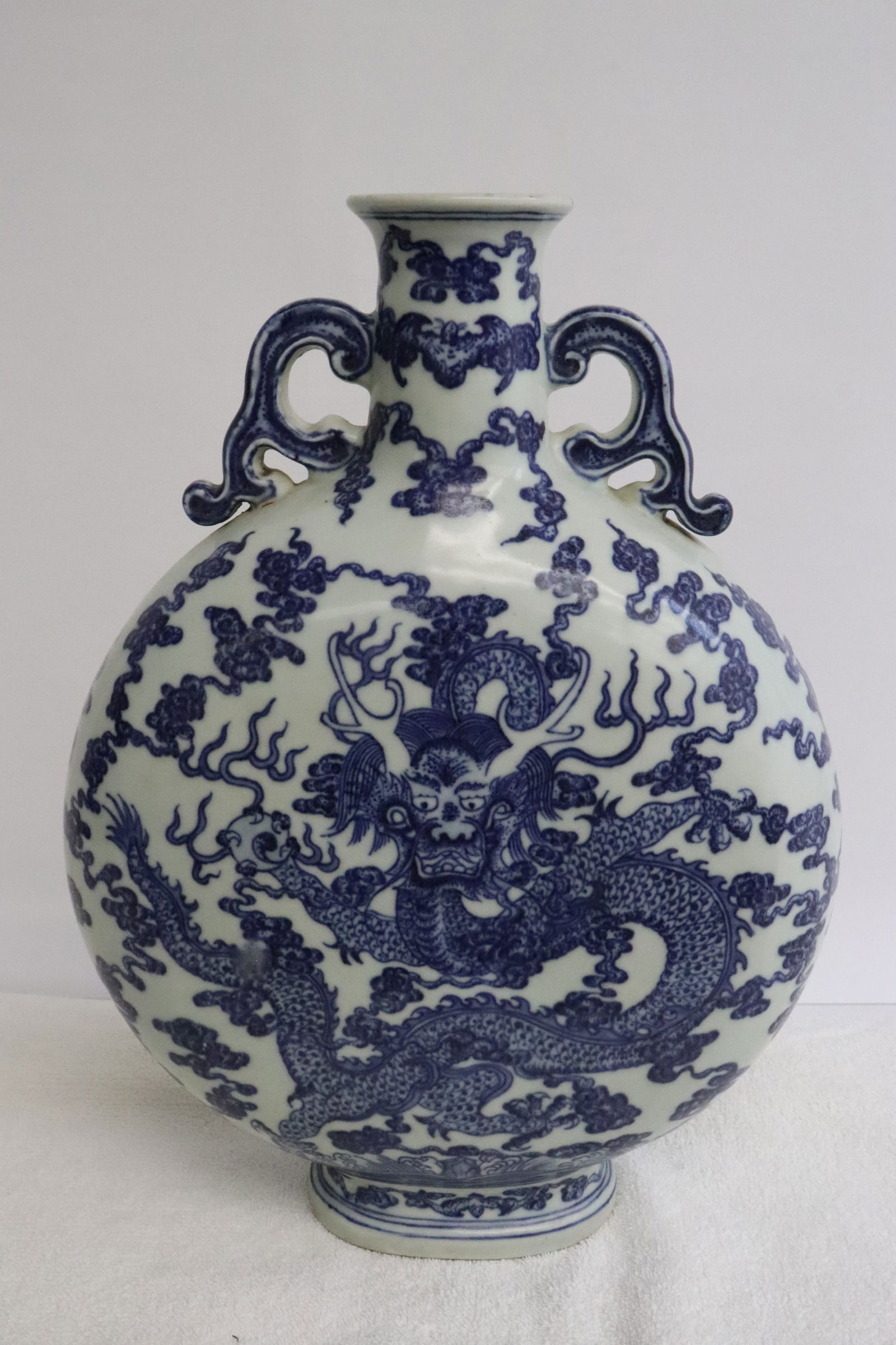 Chinese blue and white porcelain handled flask: Chinese blue and white porcelain handled flask, 12.35"x9.1"x4.1"