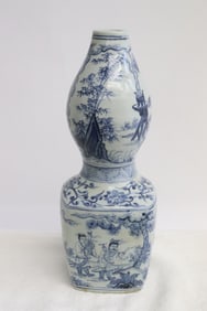 Chinese blue & white porcelain gourd shape vase