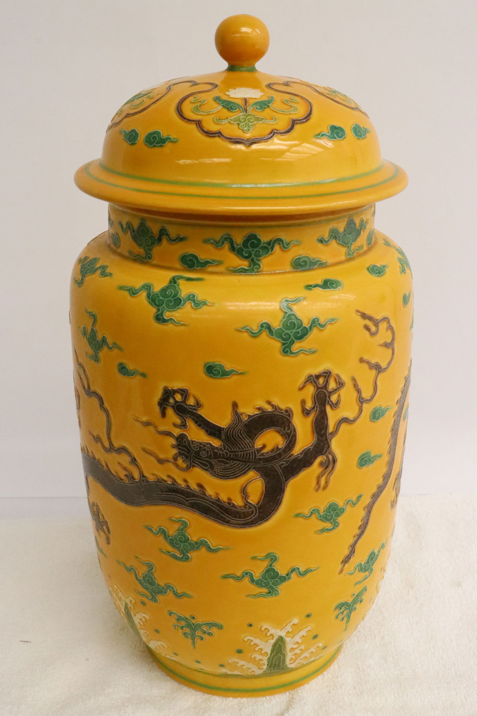 Chinese yellow background porcelain covered jar (1 of 10)