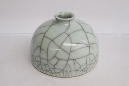 Chinese crackleware porcelain water dripper