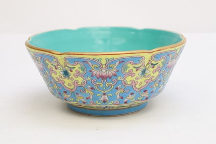 Beautiful Chinese famille rose porcelain bowl